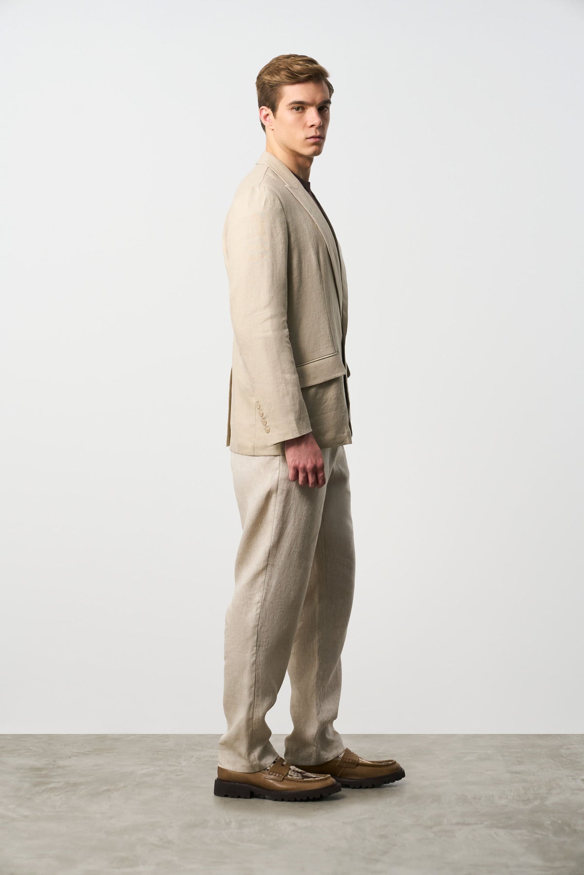 Long-sleeve linen shirt for men semi-fitted silhouette