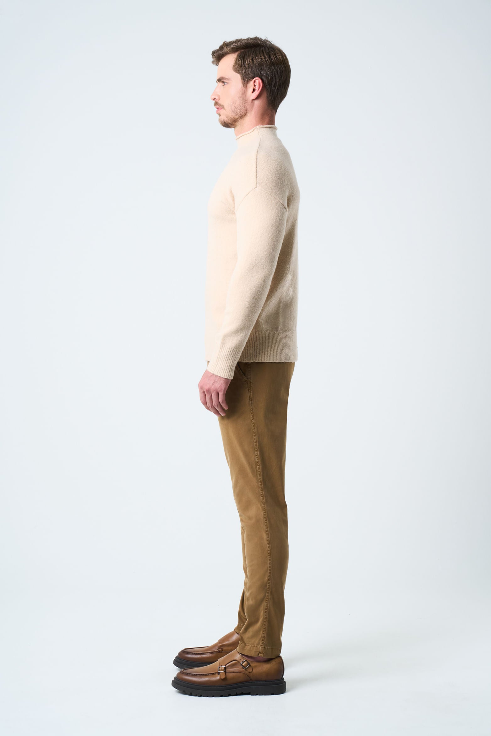 Italian Fit Semi-Fitted Chino Pants for Men