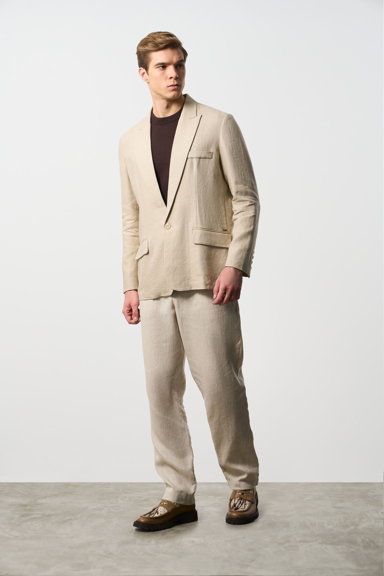 Long-sleeve linen shirt for men semi-fitted silhouette