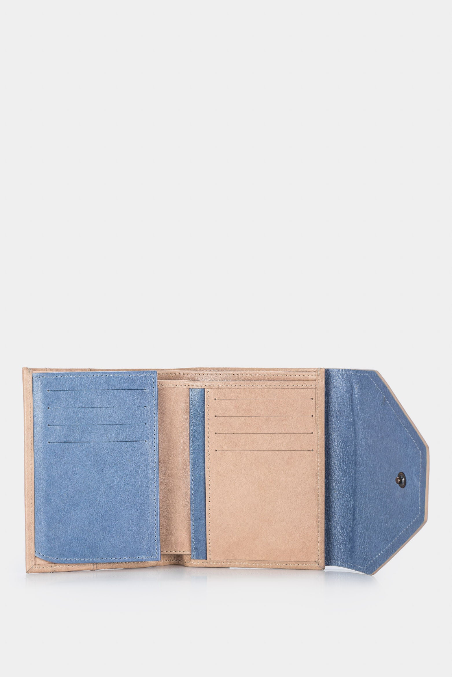 Women’s Twist Wallet in Leather with Snap Closure System