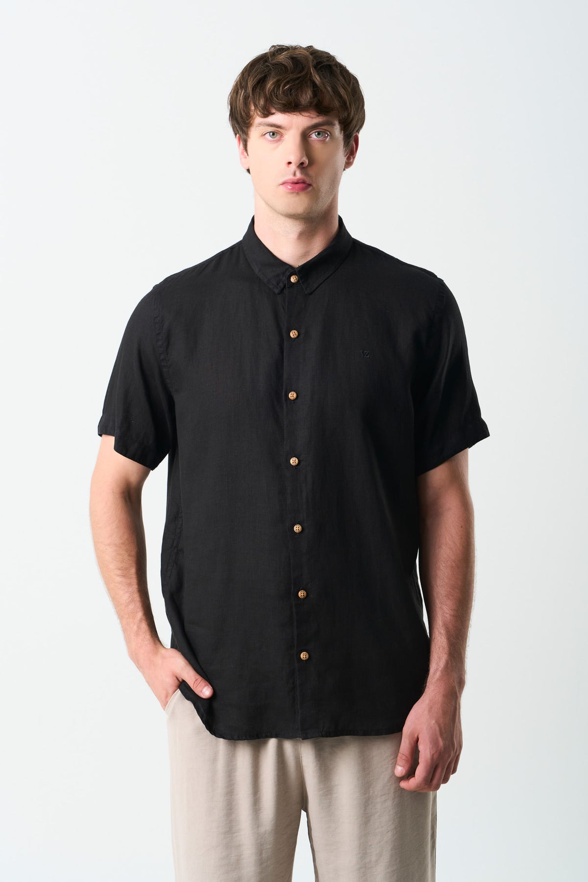 Short-sleeve linen shirt for men with VZ embroidery