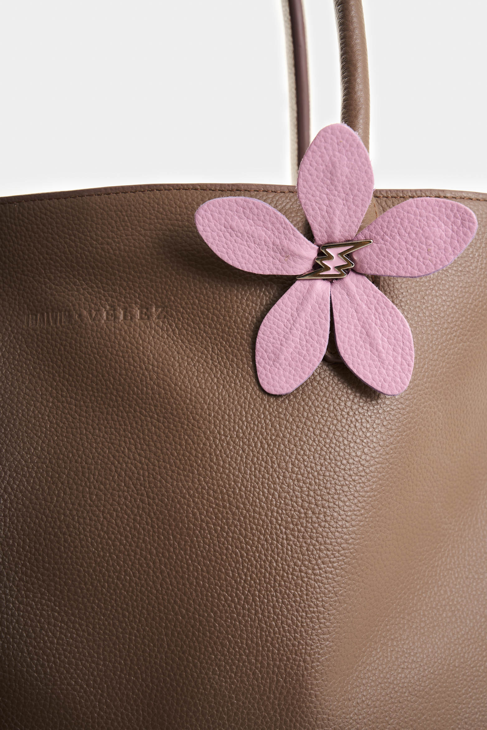 Large leather San Joaquín flower brooch for women