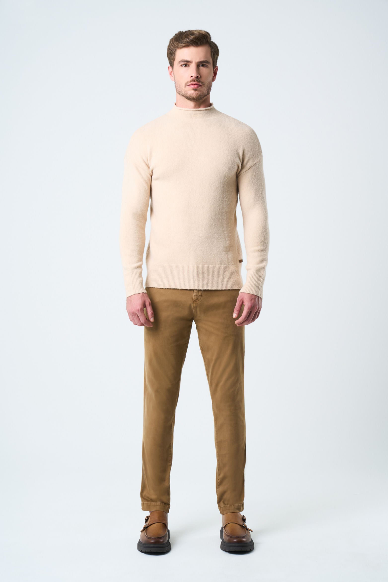 Italian Fit Semi-Fitted Chino Pants for Men