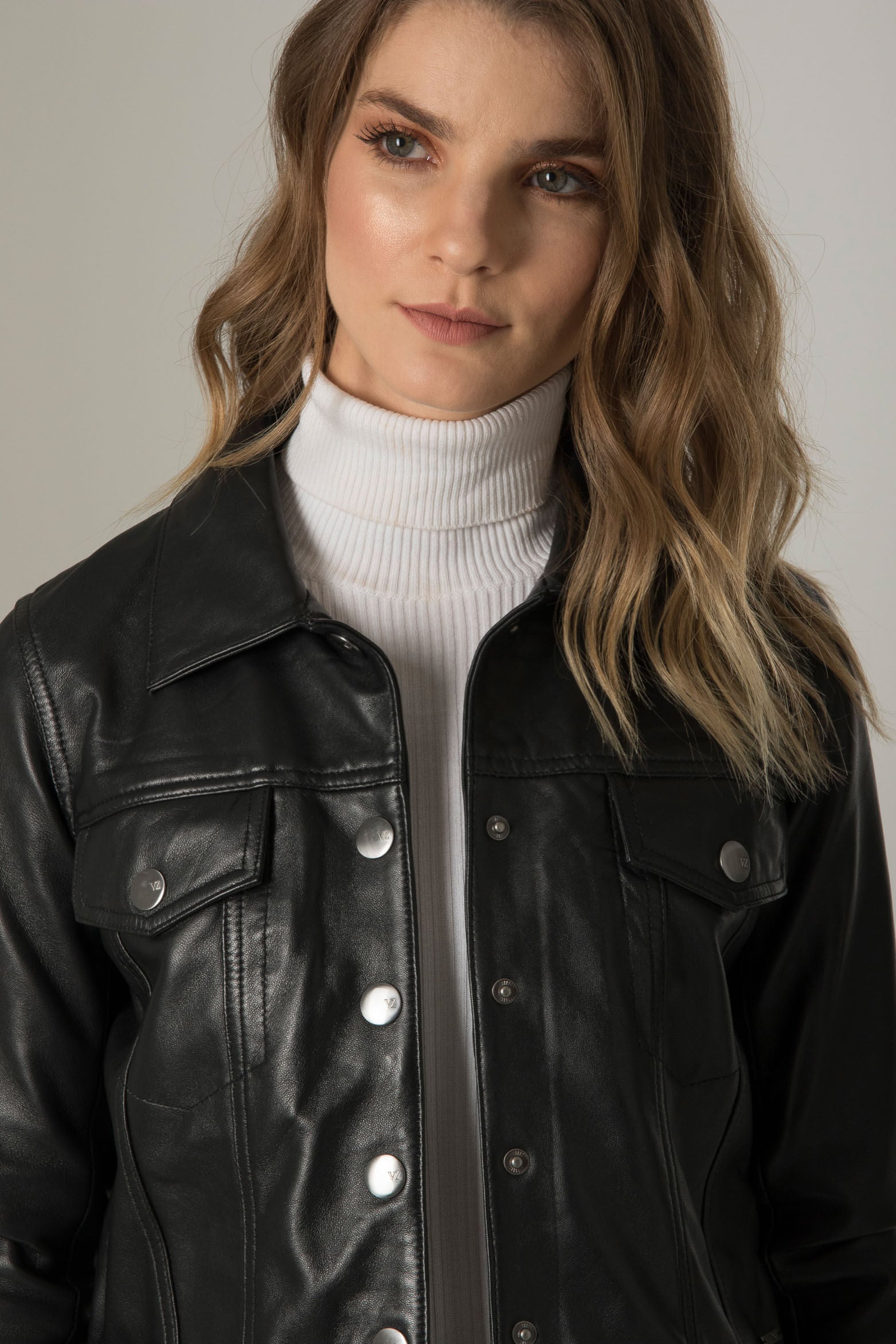 Women’s Trucker Jacket in Black Leather with Flap Pockets