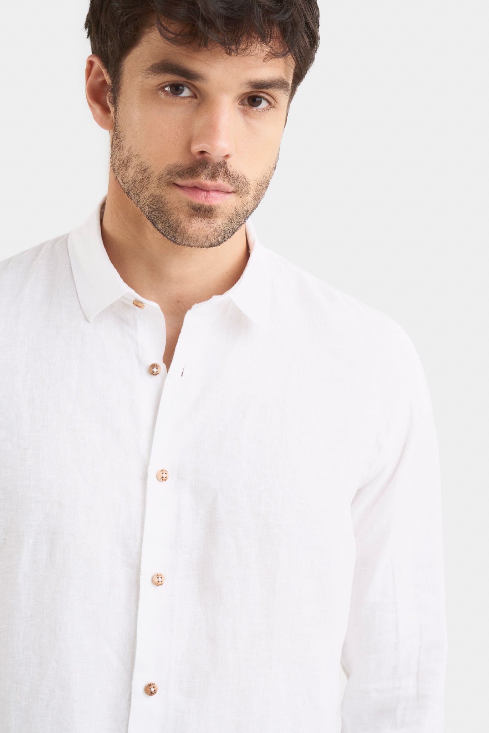 Long-sleeve linen shirt for men with semi-fitted silhouette