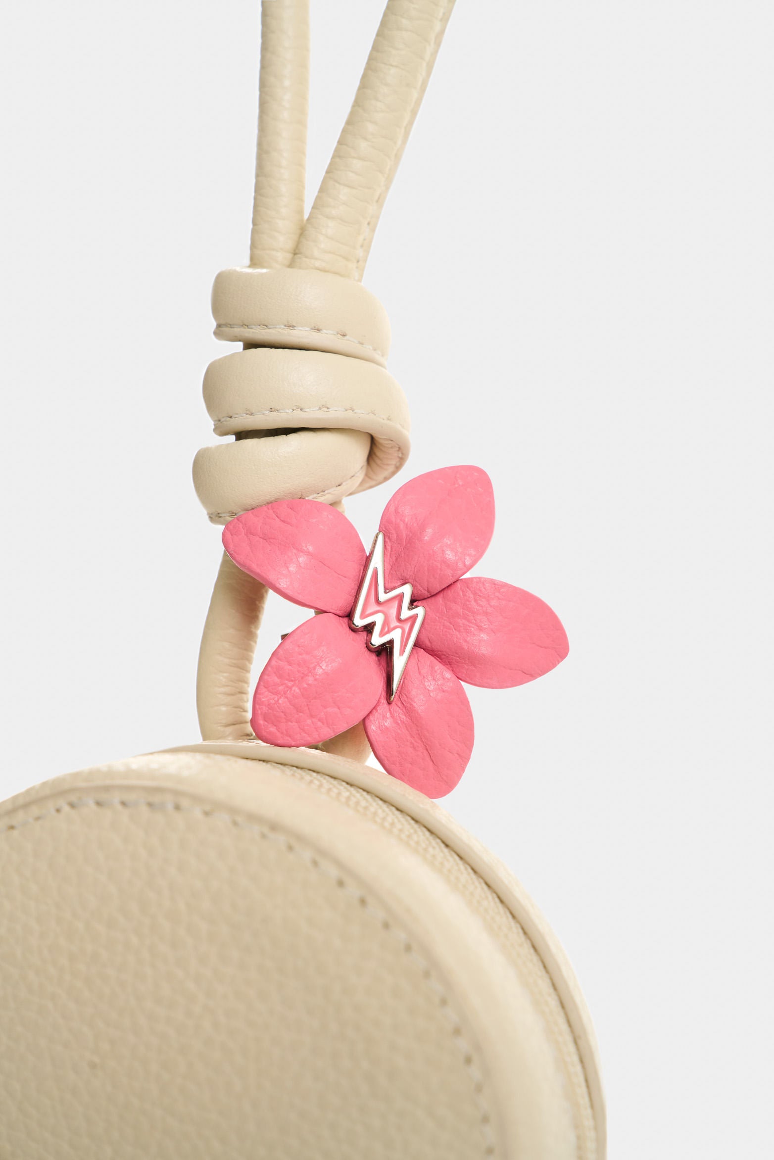 Small leather San Joaquín flower brooch for women
