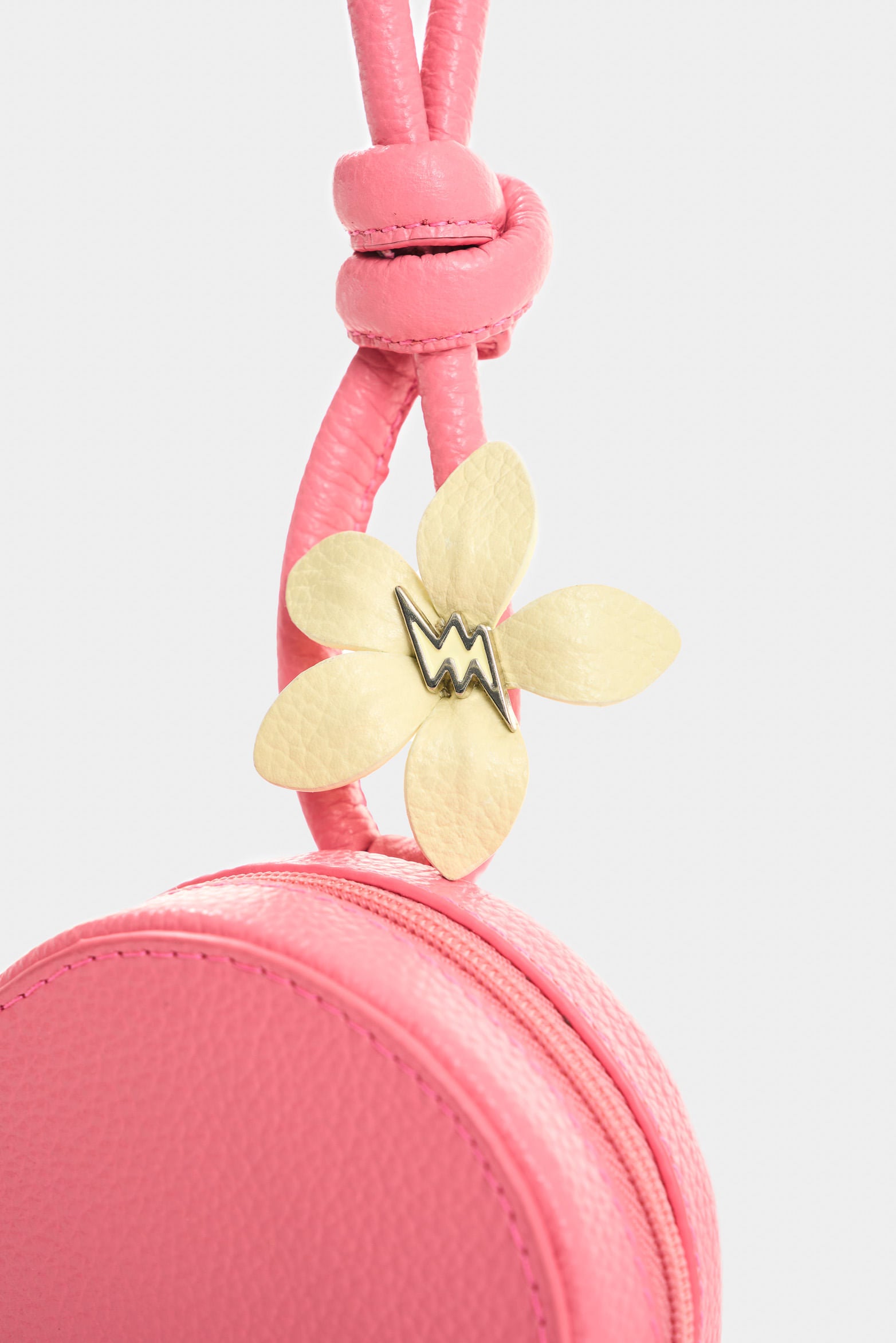 Small leather San Joaquín flower brooch for women