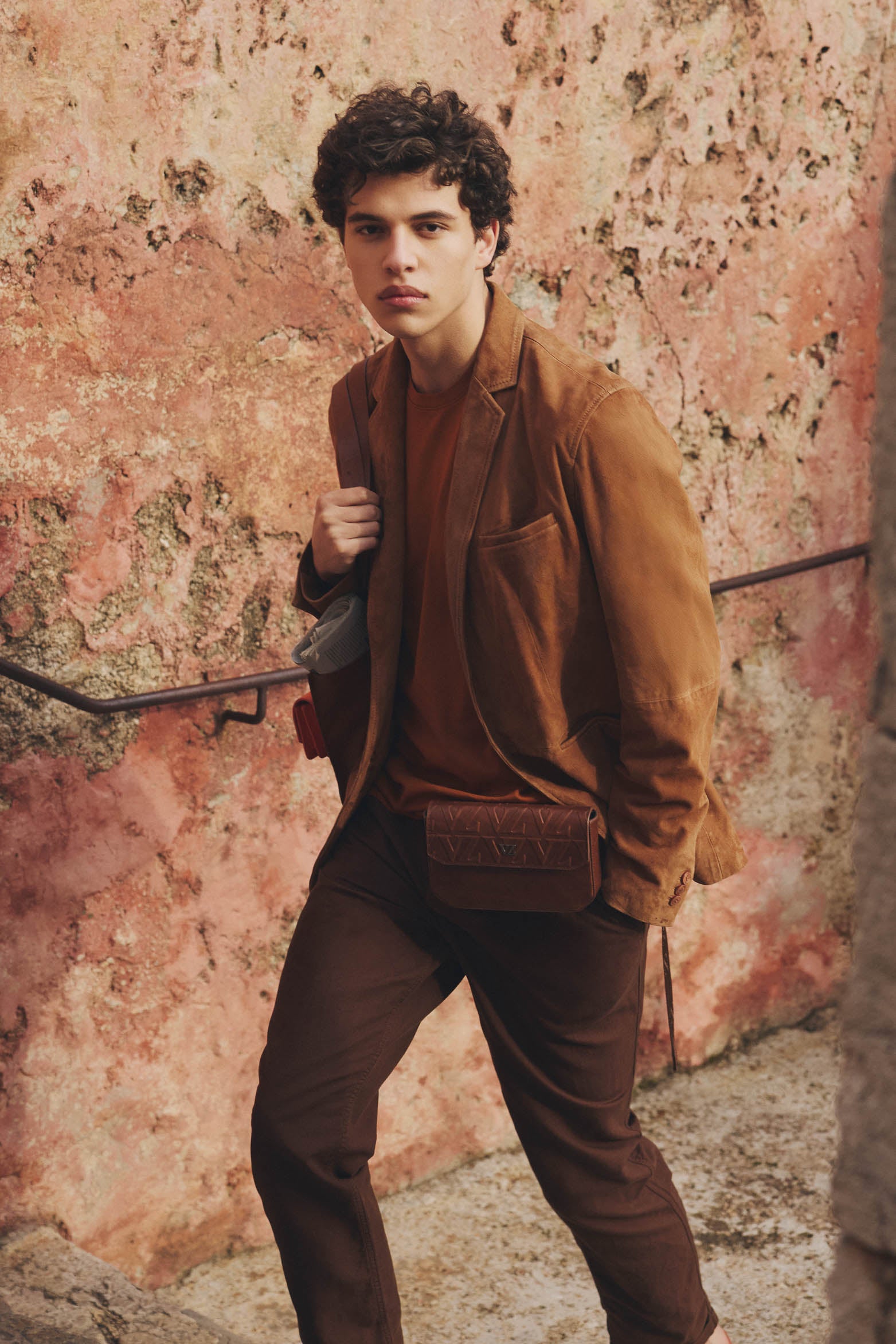 Men’s Semi-Fitted Niger Suede Blazer in Honey