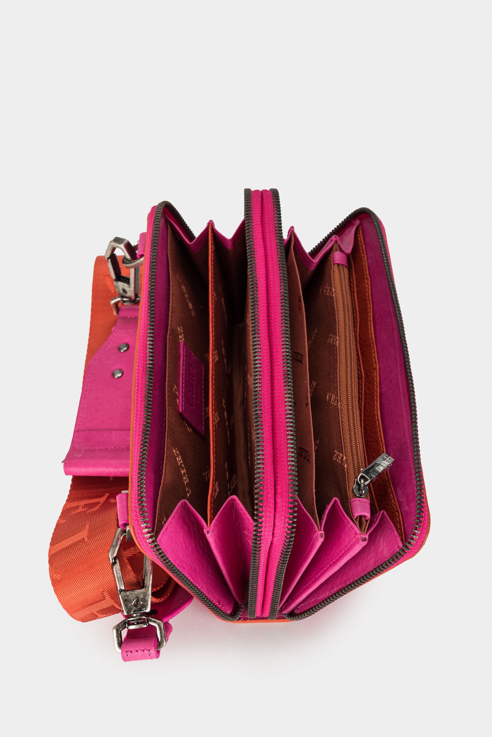Women’s Singapore Accordion Wallet in Leather with Seatbelt-Style Strap