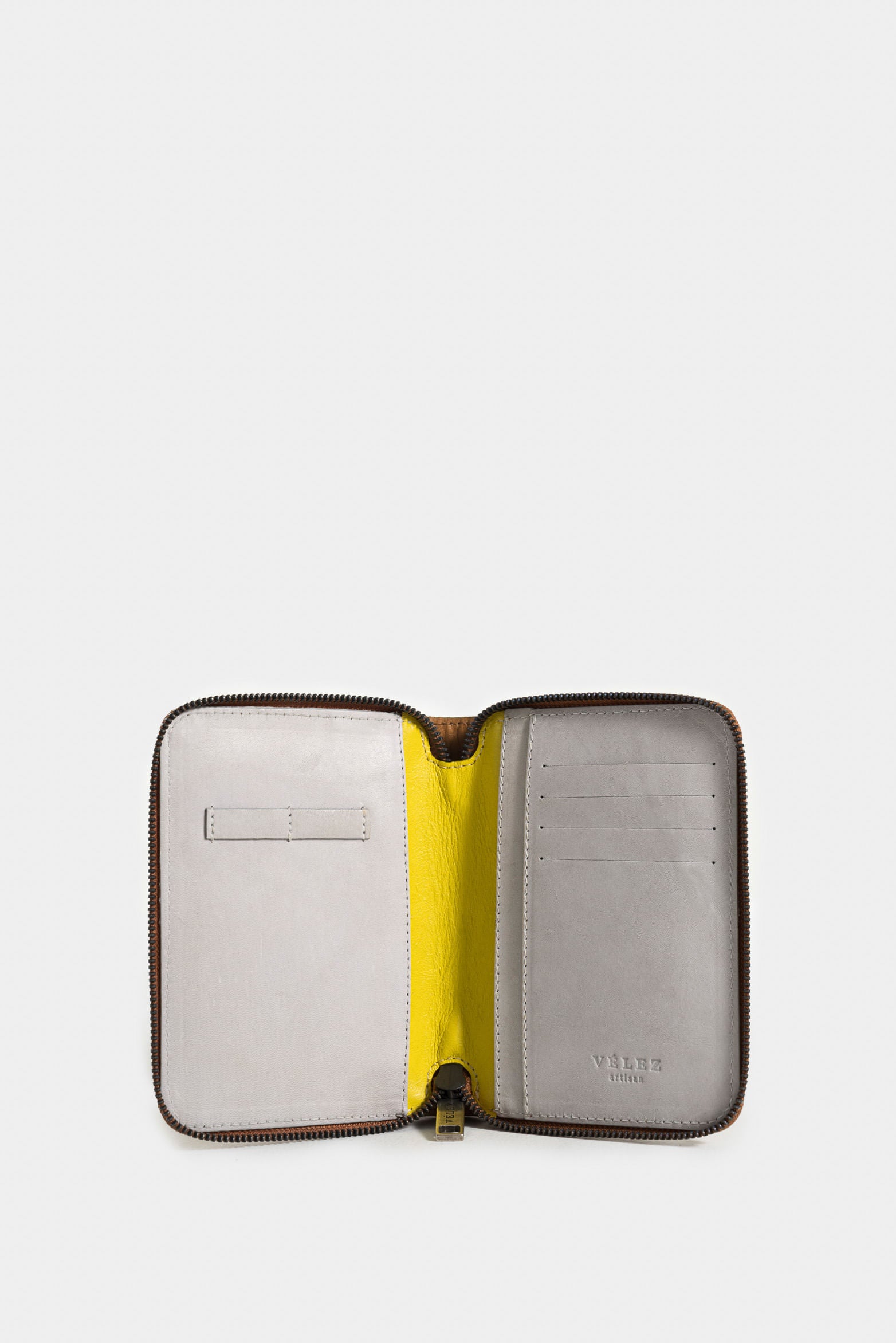 Women's leather passport holder with zipper