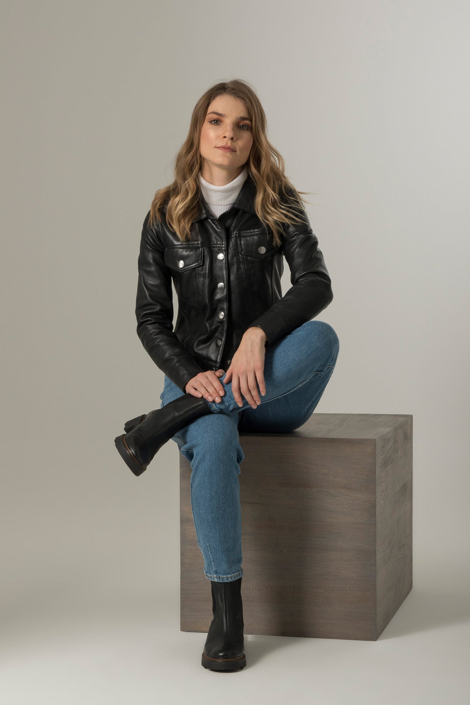 Women’s Trucker Jacket in Black Leather with Flap Pockets