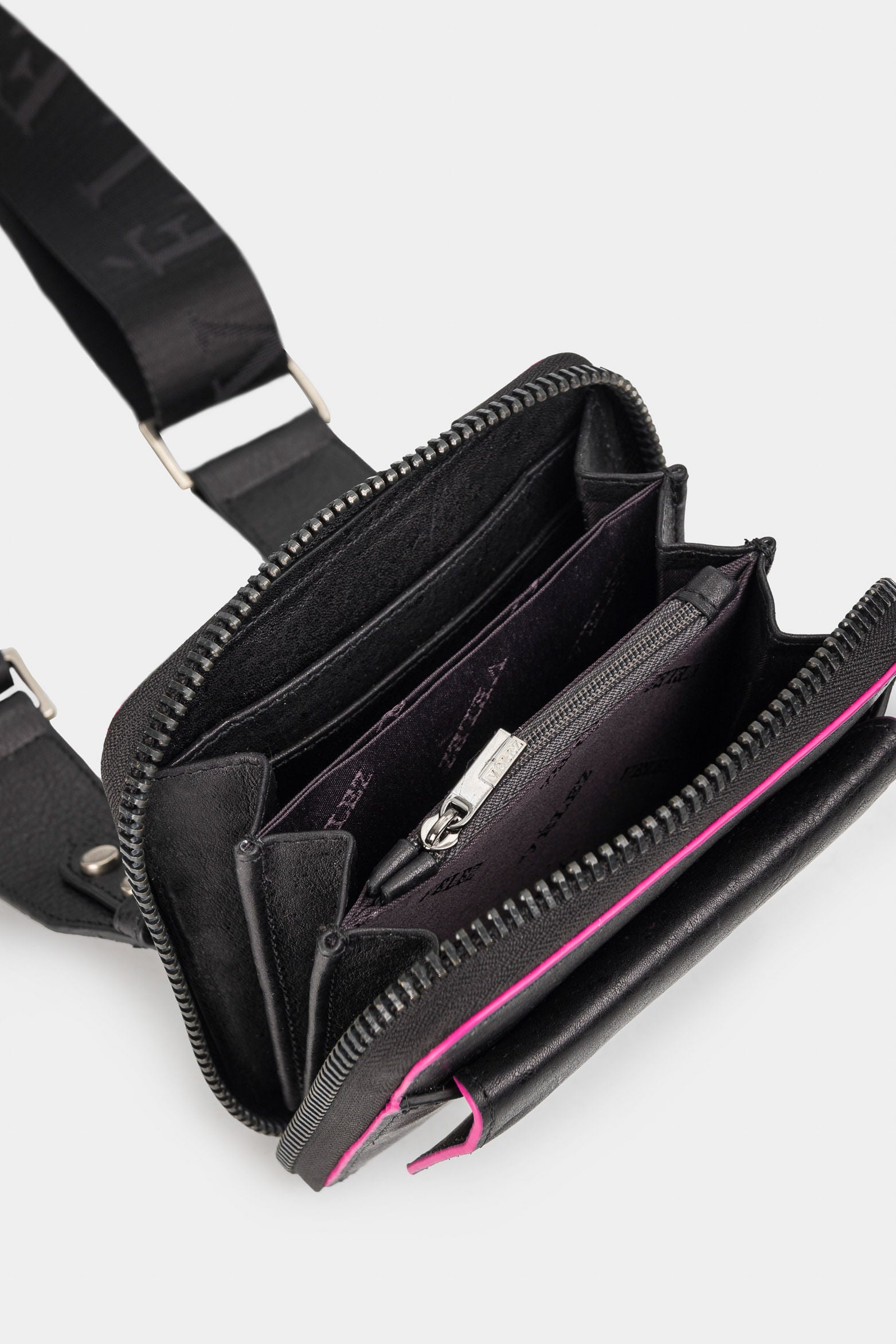 Women’s Uraki Leather Wallet with Seatbelt-Style Strap